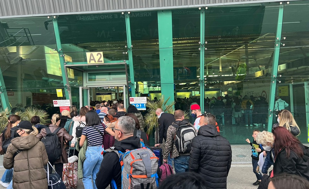 Anketa: 28 për qind e shqiptarëve kanë plane për t'u larguar nga vendi